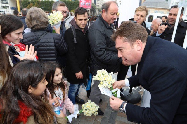 Bay�nd�r'�n Turan Nergisi Kokusuyla �zmir'i B�y�ledi�