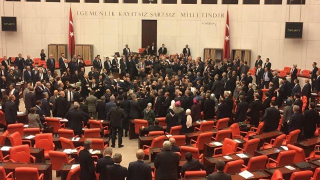 Meclis�te MHP ve HDP aras�nda �Kanc�k� tart��mas�; birbirine girdiler!