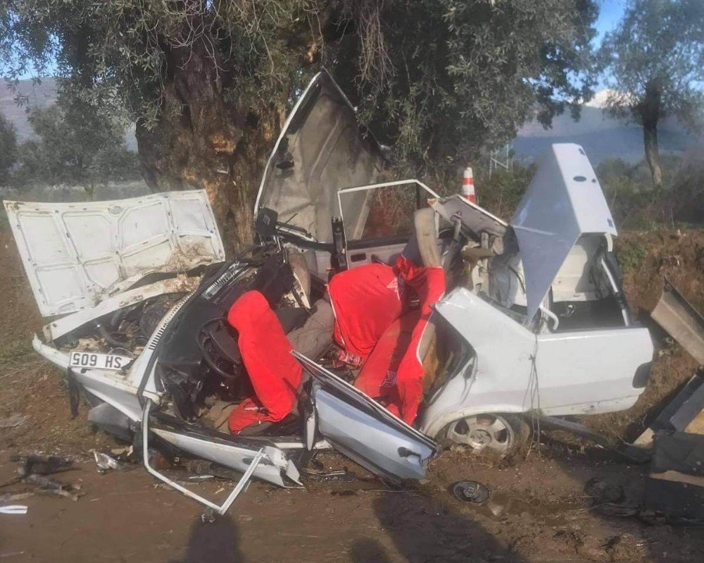 A�aca �arpan otomobilde can pazar�: 2 �l�, 3 yaral�