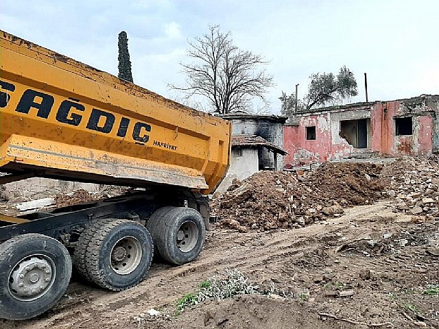 Bornova�da ka�ak moloza ge�it yok
