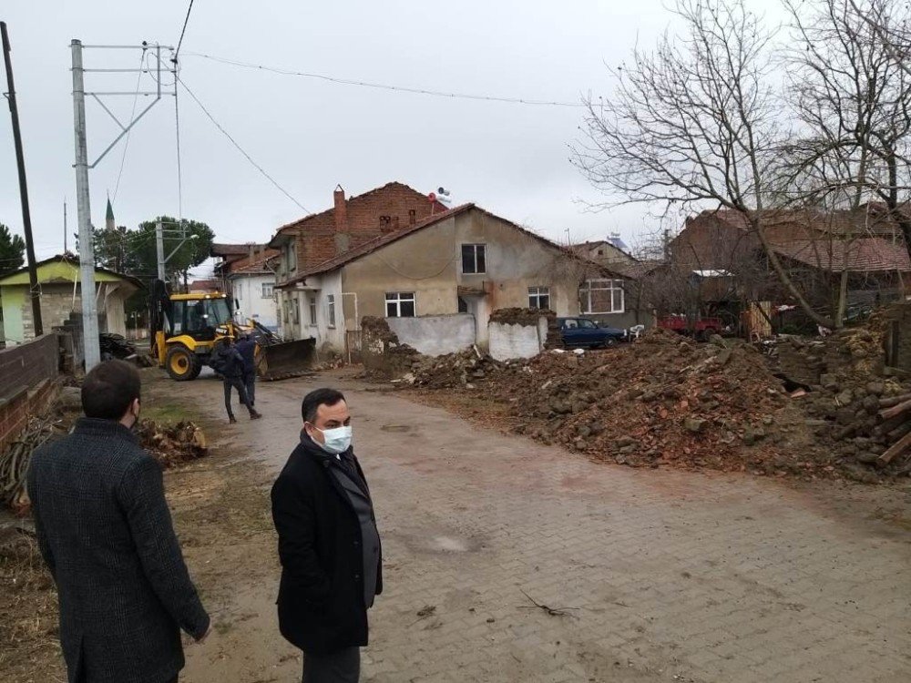 K�ylerdeki metruk binalar y�k�l�yor