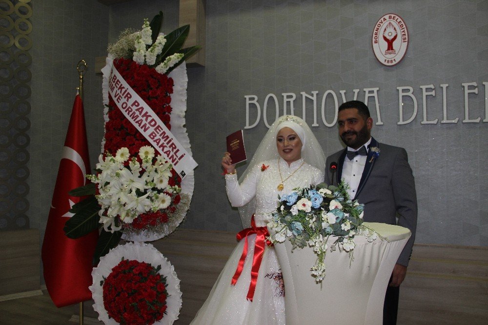 Depremin sembol� Buse d�nyaevine girdi