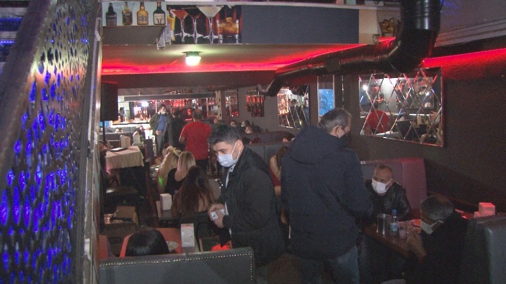 �zmir�de �KADES� ihbar� ile gece kul�b�ne polis bask�n�