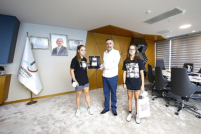 Ba�kan Sandal Bayrakl��n�n gururu �lkim'e sahip ��kt�