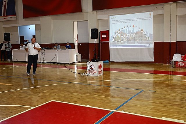 Bayrakl� Belediyesi �al��anlar�na temel afet bilinci e�itimi