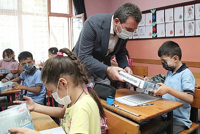 Bergama Belediyesi'nden ��rencilere e�itim seti