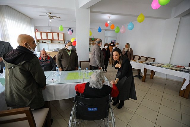 Ba�kan Cerito�lu Sengel y�l�n ilk mesai g�n�ne huzurevinde ba�lad�