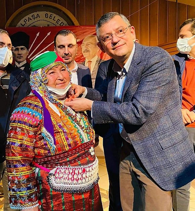 CHP Kemalpa�a'da 771 yeni �yeye rozetleri tak�ld�