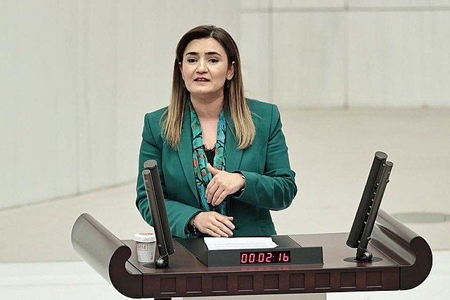 �  CHP �zmir Milletvekili Av. Sevda Erdan K�l��: ��zel okul ��retmenleri �k�le� gibi �al��t�r�l�yor�