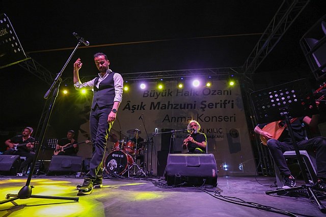A��k Mahzuni Buca�da t�rk�lerle an�ld�