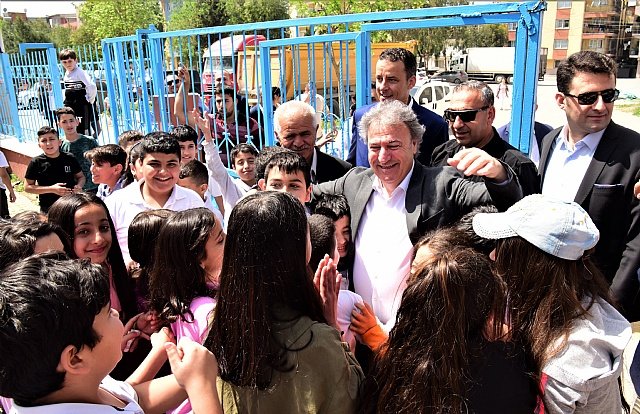 Ba�kan amcalar�ndan �ocuklara m�jde