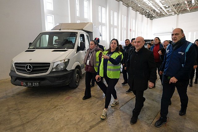 Ba�kan Soyer Fuar �zmir ve K�lt�rpark�taki yard�m �al��malar�n� yerinde inceledi��Biz o umudu b�y�tece�iz�