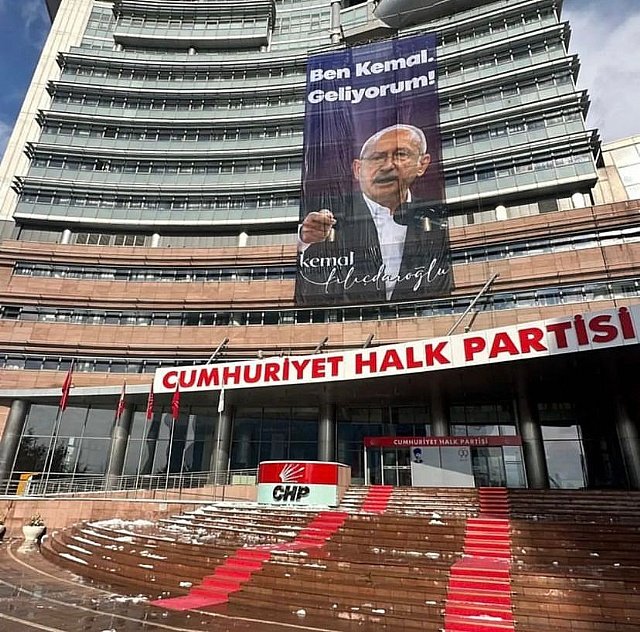 CHP Genel Merkez'e 'Ben Kemal, geliyorum!' pankart�