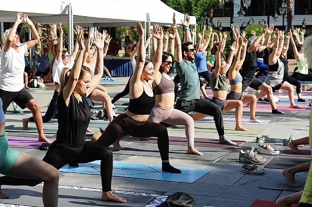 Kar��yaka'da en uzun g�ne yoga ile ba�lad�lar