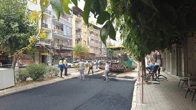 Bornova�da asfalt serimleri devam ediyor
